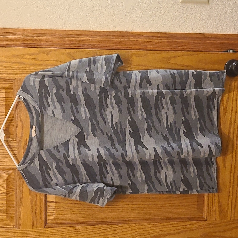 Grey/black camou cut-out V tee